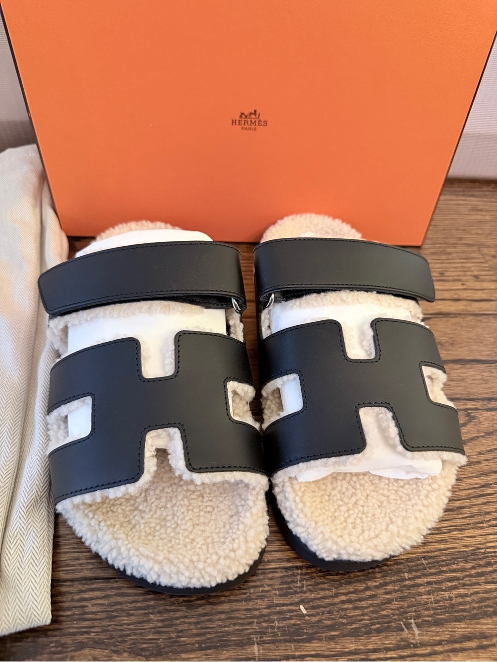 BNIB Hermès Chypre Shearling in Noir/Ecru EU 38.5/US 8